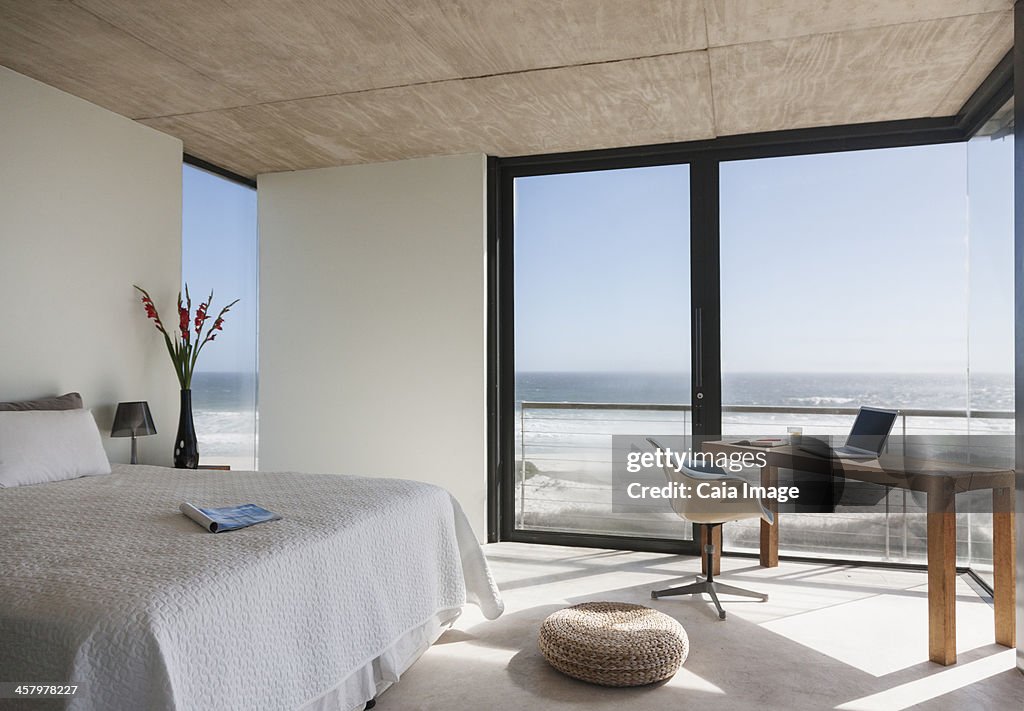 Moderne Schlafzimmer mit Blick auf das Meer