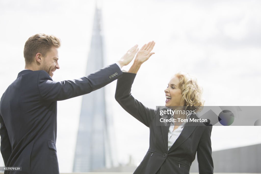 Las personas de negocios de fiving al aire libre