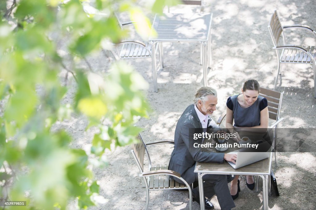 Femmes d'affaires travaillant au café-terrasse