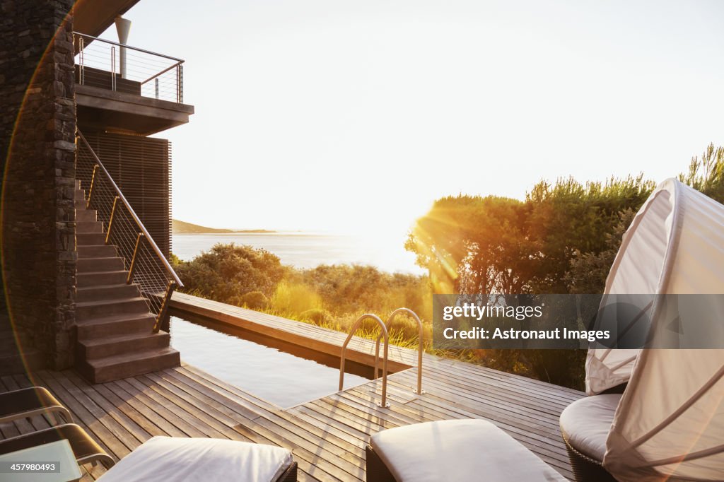 Luxuriöse Terrasse mit Blick auf den Ozean bei Sonnenuntergang