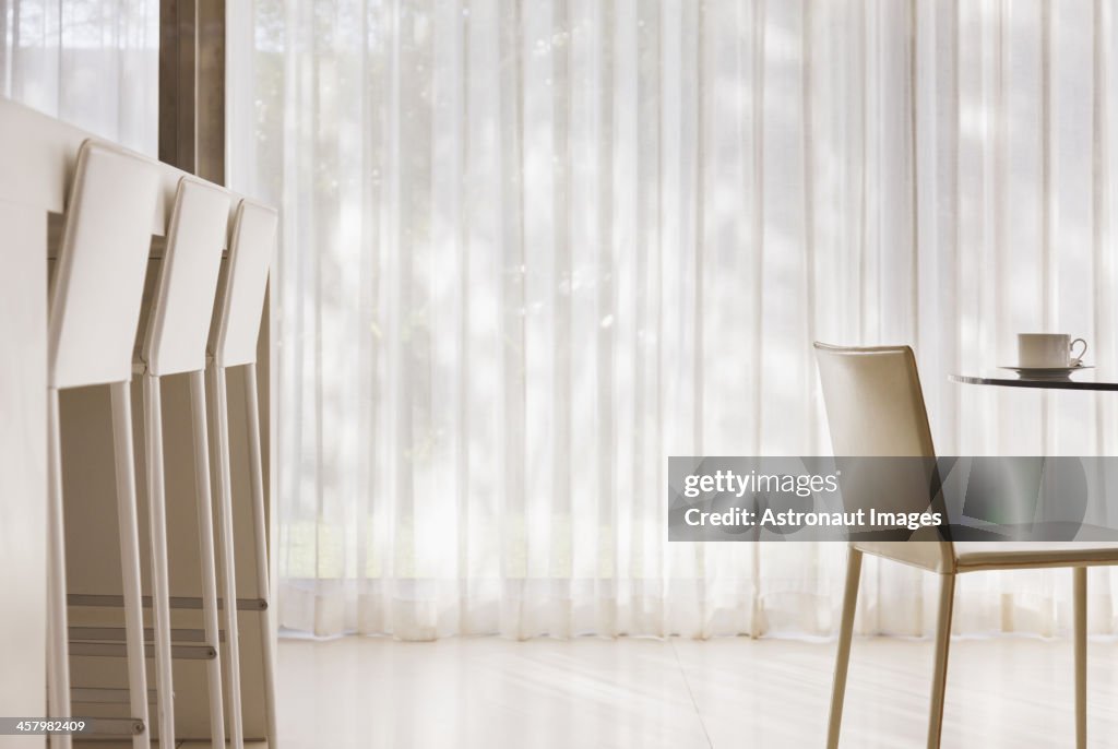 Kitchen table und Frühstücks-Hotelbar in modernen Küche