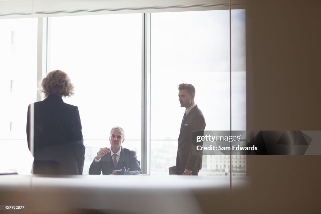 Empresarios hablando en la sala de reuniones
