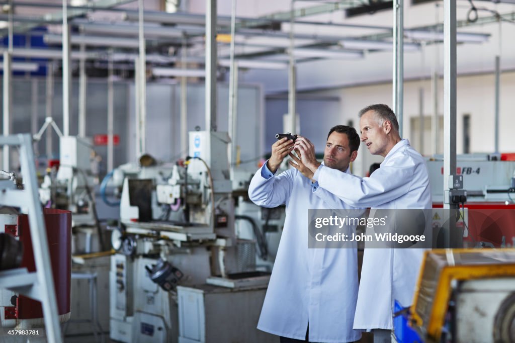 Científicos que trabajan en el laboratorio
