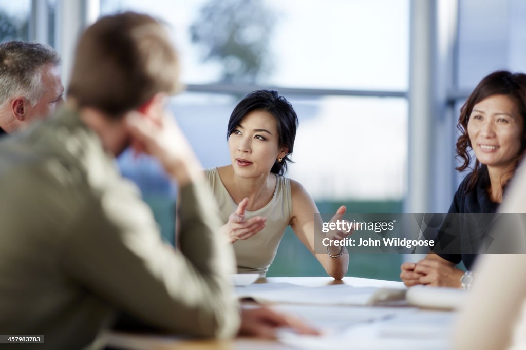 Empresarios hablando en la sala de reuniones