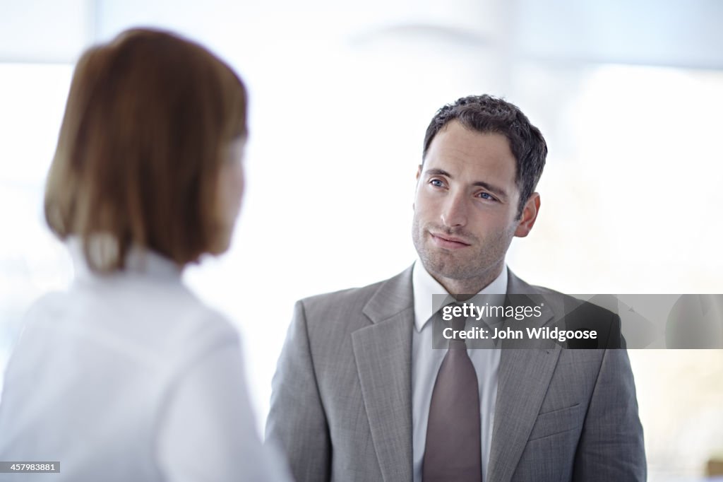Geschäftsleute sprechen im Büro