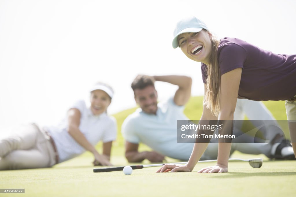 Amigos de poedeiras e rir no Campo de Golfe