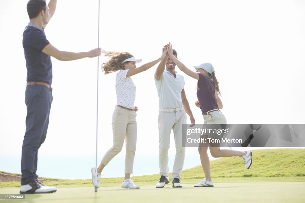 Amigos comemorar no Campo de Golfe