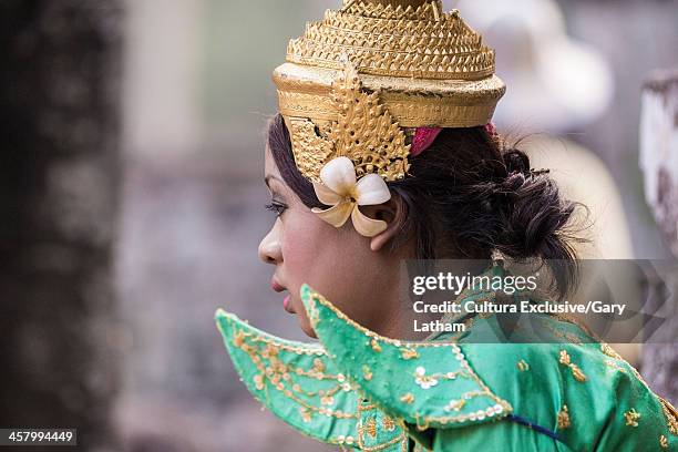 female apsara dancer, bayon temple, angkor thom, cambodia - apsara stockfoto's en -beelden