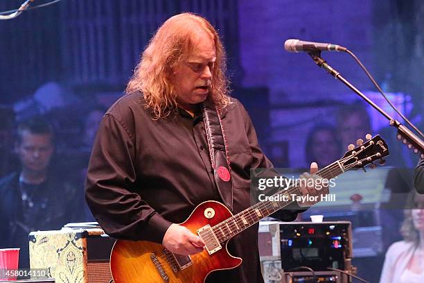 Warren Haynes of The Allman Brothers Band performs at The Allman Brothers Band's farewell concert at Beacon Theatre on October 28, 2014 in New York...