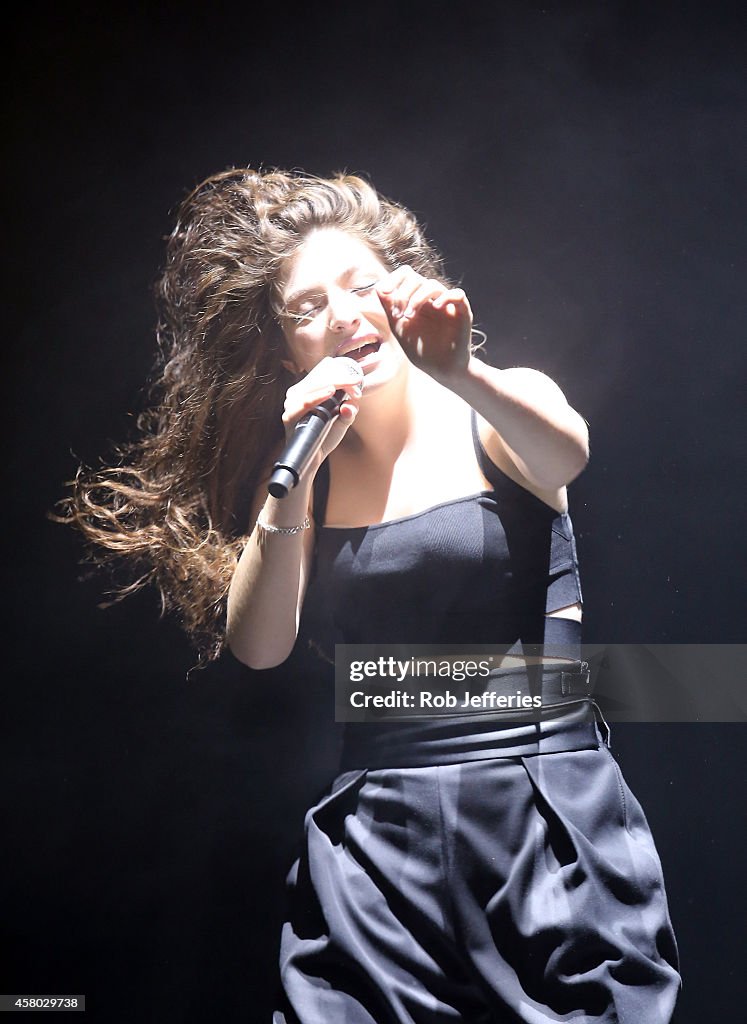 Lorde Performs Live In Dunedin