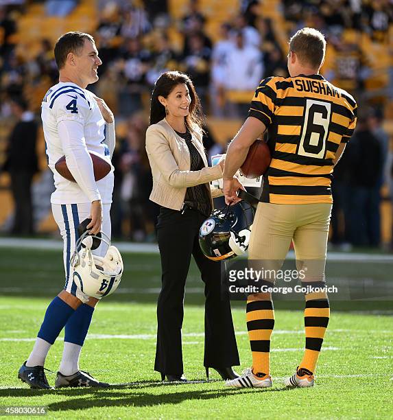 Sports NFL sideline reporter Tracy Wolfson talks to kickers Adam Vinatieri of the Indianapolis Colts and Shaun Suisham of the Pittsburgh Steelers...