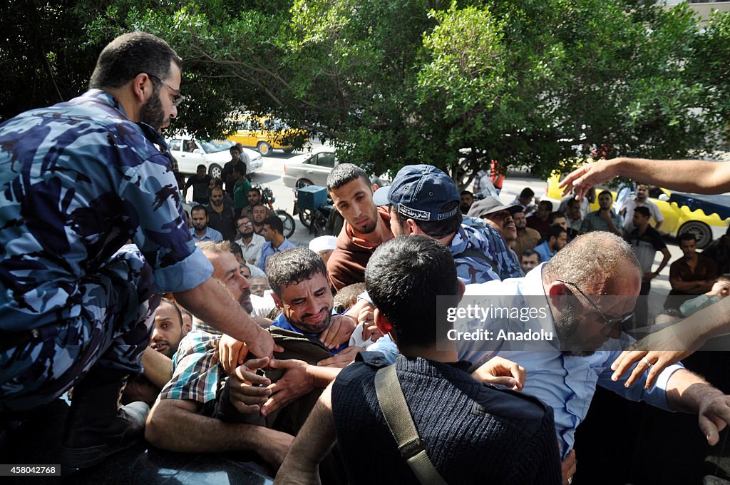 Gaza civil servants receiving delayed salaries