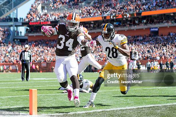 Isaiah Crowell of the Cleveland Browns carries the ball for a touchdown in front of Cortez Allen of the Pittsburgh Steelers during the second quarter...