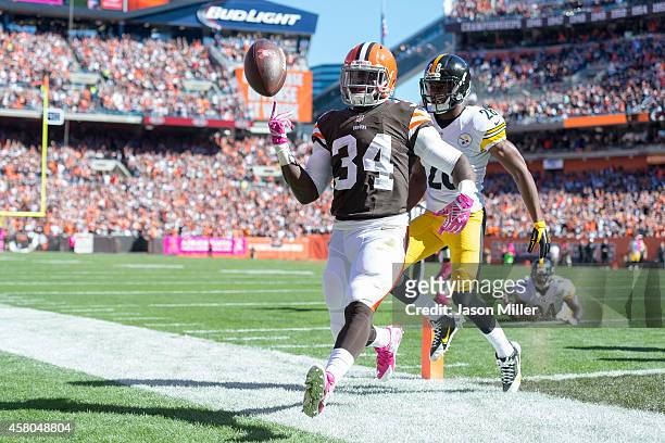 Isaiah Crowell of the Cleveland Browns carries the ball for a touchdown in front of Cortez Allen of the Pittsburgh Steelers during the second quarter...