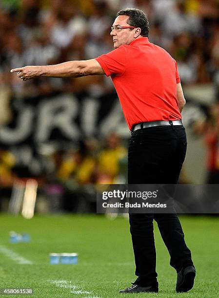 Head coach Vanderlei Luxemburgo of Flamengo gestures during a match between Flamengo and Atletico MG as part of Copa do Brasil 2014 at Maracana...