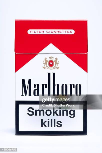 marlboro cigarette pack - mörder stock-fotos und bilder