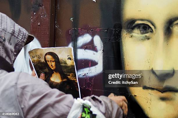 redrawing mona lisa - la joconde photos et images de collection