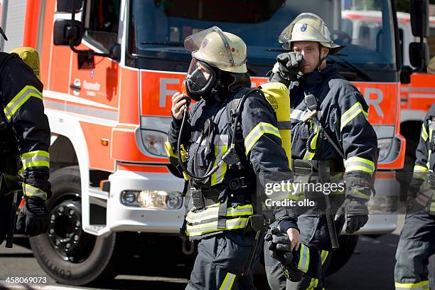 voll ausgestattete deutsche firefighters - feuerwehr stock-fotos und bilder