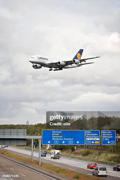 ルフトハンザドイツ航空のエアバス a 380 -ランディングアプローチ・フランクフルトエアポート - a380 autobahn ストックフォトと画像