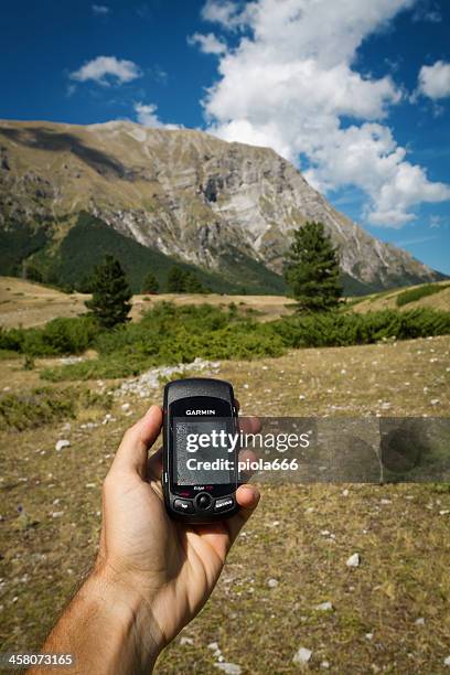 trekking gps outdoor orientering - garmin-global-positioning-system stock pictures, royalty-free photos & images