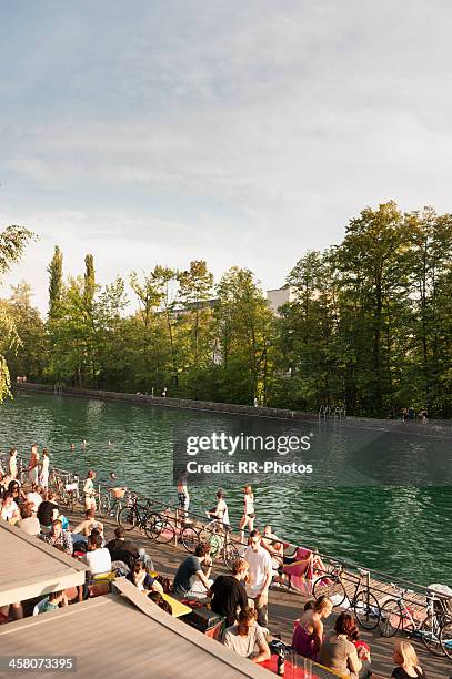 entspannung am ufer des flusses limmat, zürich, schweiz - limmat stock-fotos und bilder