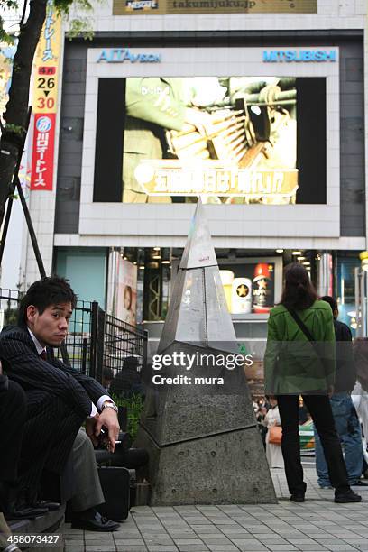 geschäftsmann am alta treffpunkt in shinjuku - liquid crystal display stock-fotos und bilder