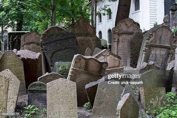 old jewish cemetery (prague) - the cemetery for foreigners stock pictures, royalty-free photos & images