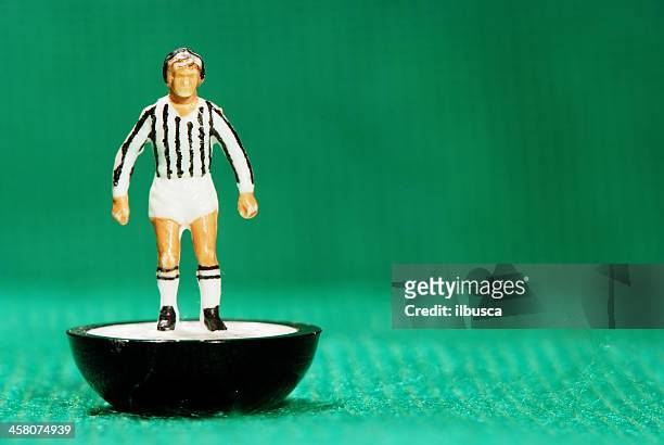 vintage subbuteo calciatore giocattoli in miniatura - calcio di squadra foto e immagini stock