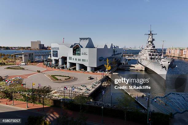 high-angle shot der uss wisconsin im nauticus-museum entfernt. - norfolk virginia stock-fotos und bilder