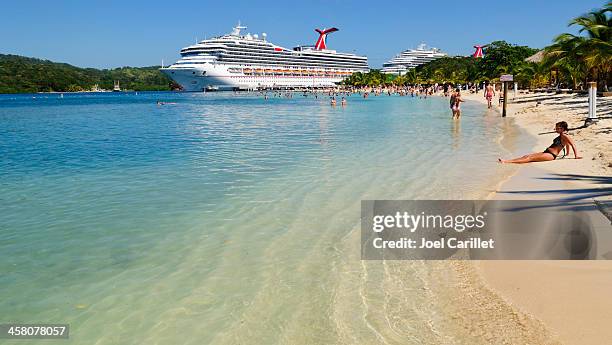 kreuzfahrt schiff und strand von roatán - karibisch stock-fotos und bilder
