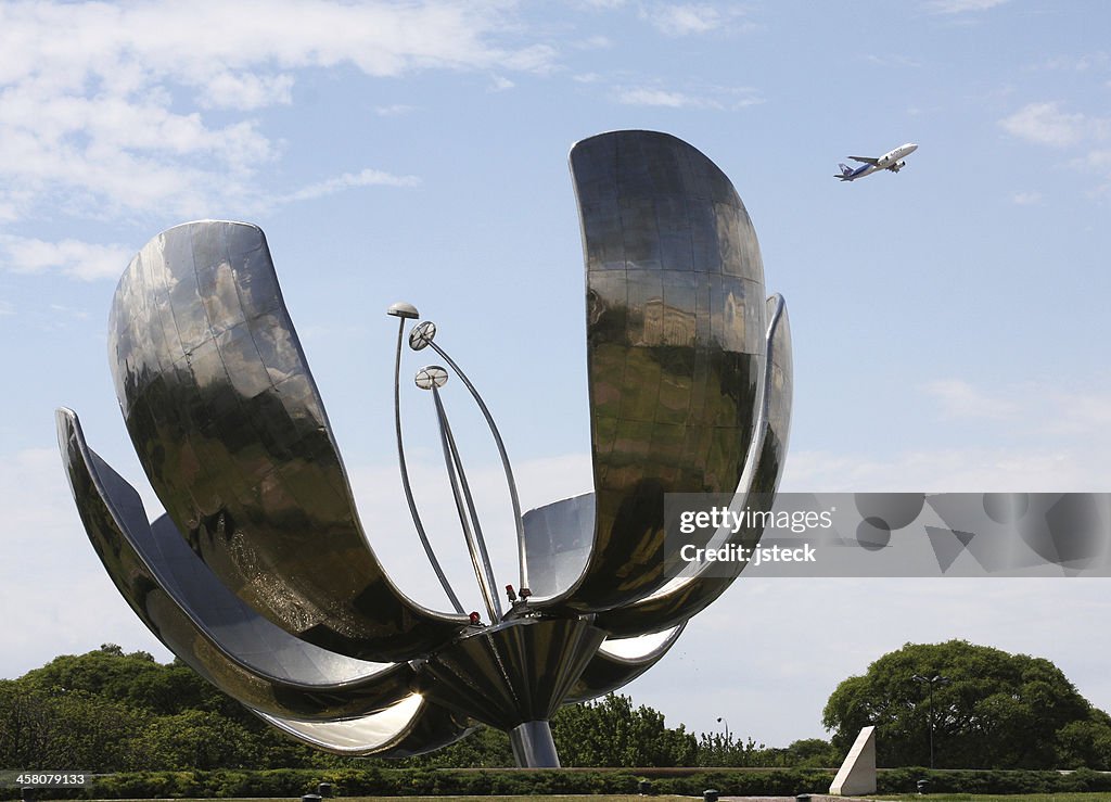 Buenos Aires escultura Floralis Generica en el parque de las Naciones Unidas