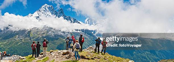 senior randonneurs à la recherche de alpin du mont-blanc en france - argentiere photos et images de collection