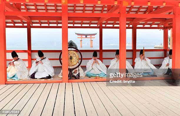 bugaku músicos a tocar música tradicional em miyajima island, japão - ceremony imagens e fotografias de stock