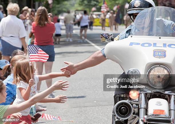 polizisten sind ihre freunde - motorbike flag stock-fotos und bilder