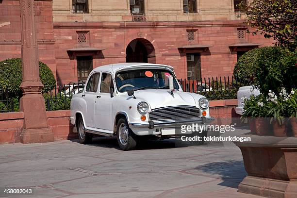 tradizionale ufficiale di governo auto chiamato ambasador a nuova delhi, india - envoy foto e immagini stock
