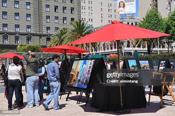 personas en art show en san francisco - exposición artística fotografías e imágenes de stock