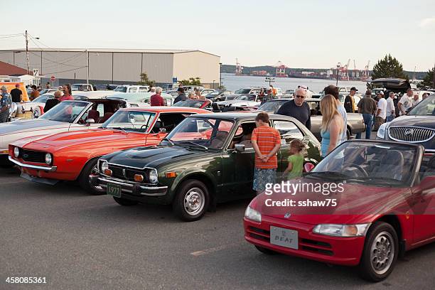 gente mirando a los coches antiguos - chevrolet camaro fotografías e imágenes de stock