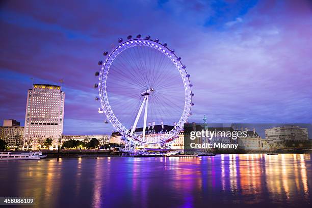 london eye city skyline mirroring in river thames at night - london eye stockfoto's en -beelden