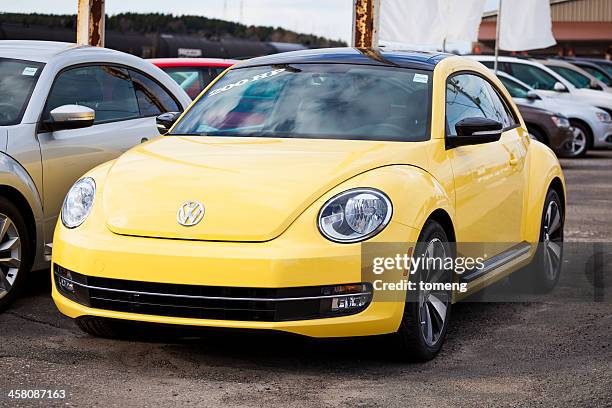 volkswagen new beetle on lot - new beetle stock pictures, royalty-free photos & images