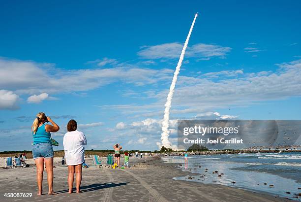 watching a rocket launch - cape canaveral stockfoto's en -beelden