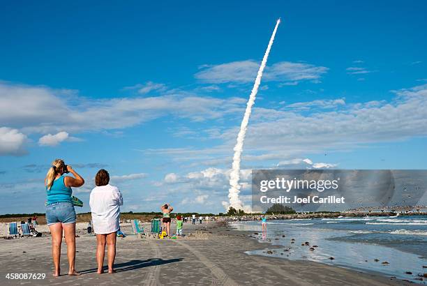 watching a rocket launch - cape canaveral stock pictures, royalty-free photos & images