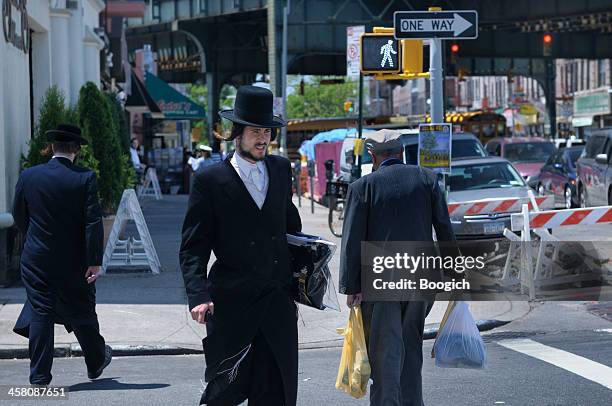 new york city jüdischen hassidic mann über die straße - hasidic jews stock-fotos und bilder