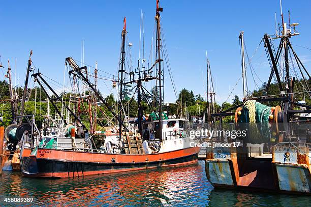 shrimp boats in newport oregon early morning - shrimp boat stockfoto's en -beelden