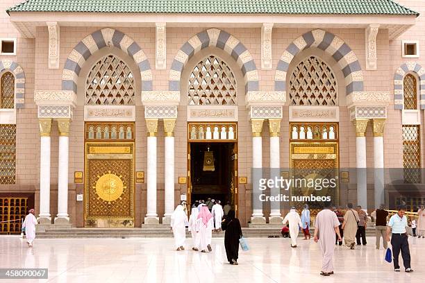 muslimische pilger, medina, saudi-arabien - al masjid al nabawi stock-fotos und bilder