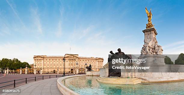 london buckingham palace victoria memorial sunrise - buckingham palace gates stock pictures, royalty-free photos & images
