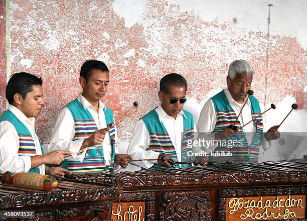 gruppe von marimba-spieler performing in antigua guatemala - marimbafon stock-fotos und bilder