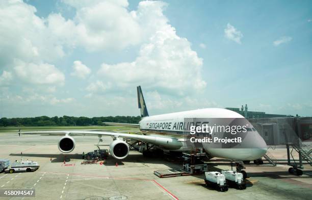 singapore airlines a380 beladen ath dem flughafen - airbus a380 front stock-fotos und bilder