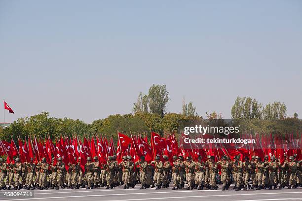 fuerzas armadas de militares turcos en el desfile del día de la victoria - día de la victoria turquía fotografías e imágenes de stock