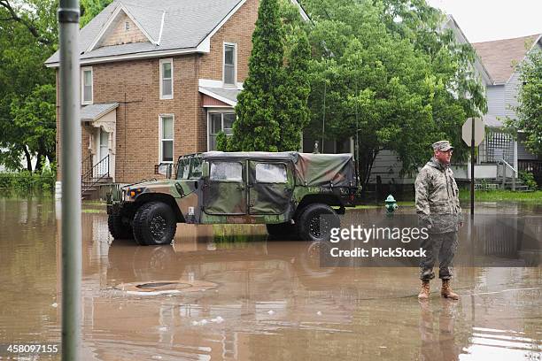 midwest überschwemmung - national guard stock-fotos und bilder