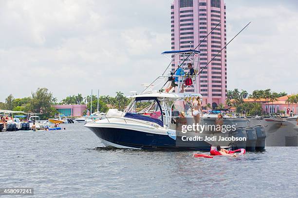 love local:  boating on the ocean - boca raton stockfoto's en -beelden